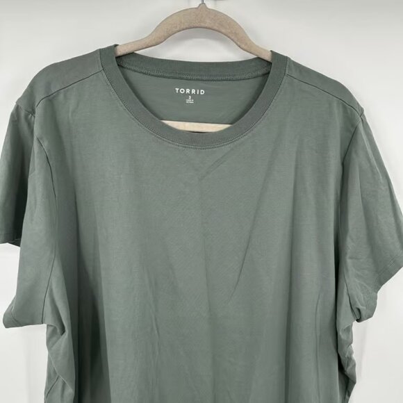 Torrid Womens TShirt Size 3 Green Crew Neck Short Sleeve Cotton Basic Tee - Picture 2 of 5
